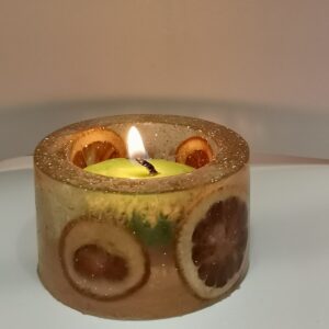 Жёлтый подсвечник из смолы с апельсиновым узором