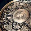 Круглый латунный поднос с цветочным орнаментом и миниатюрой