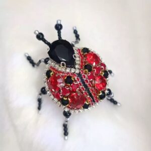Брошь «Божья коровка» из бусин ручной вышивки