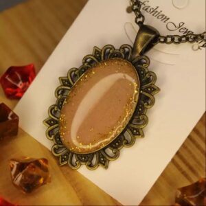 Бронзовое ожерелье с кулоном из смолы — овальное