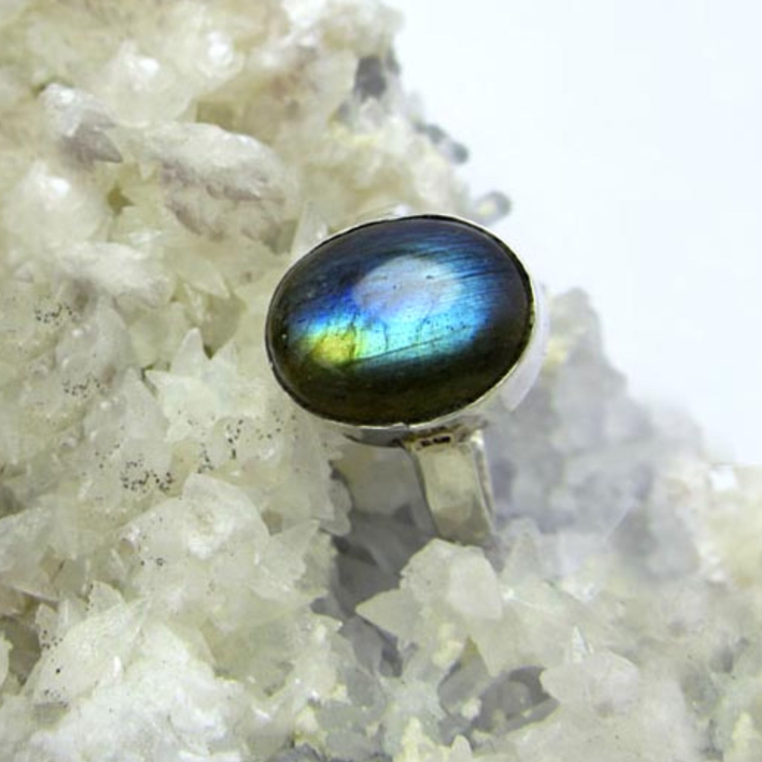 Серебряное кольцо с лабрадоритом для женщин