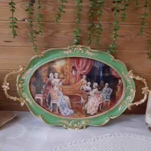 Зелёный винтажный поднос из полирезина с классическим сюжетом