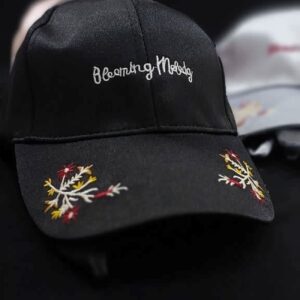 Чёрная атласная кепка с вышивкой