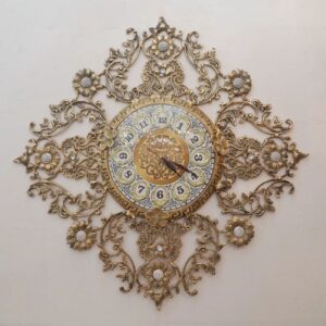 Латунные настенные часы со сложным цветочным узором