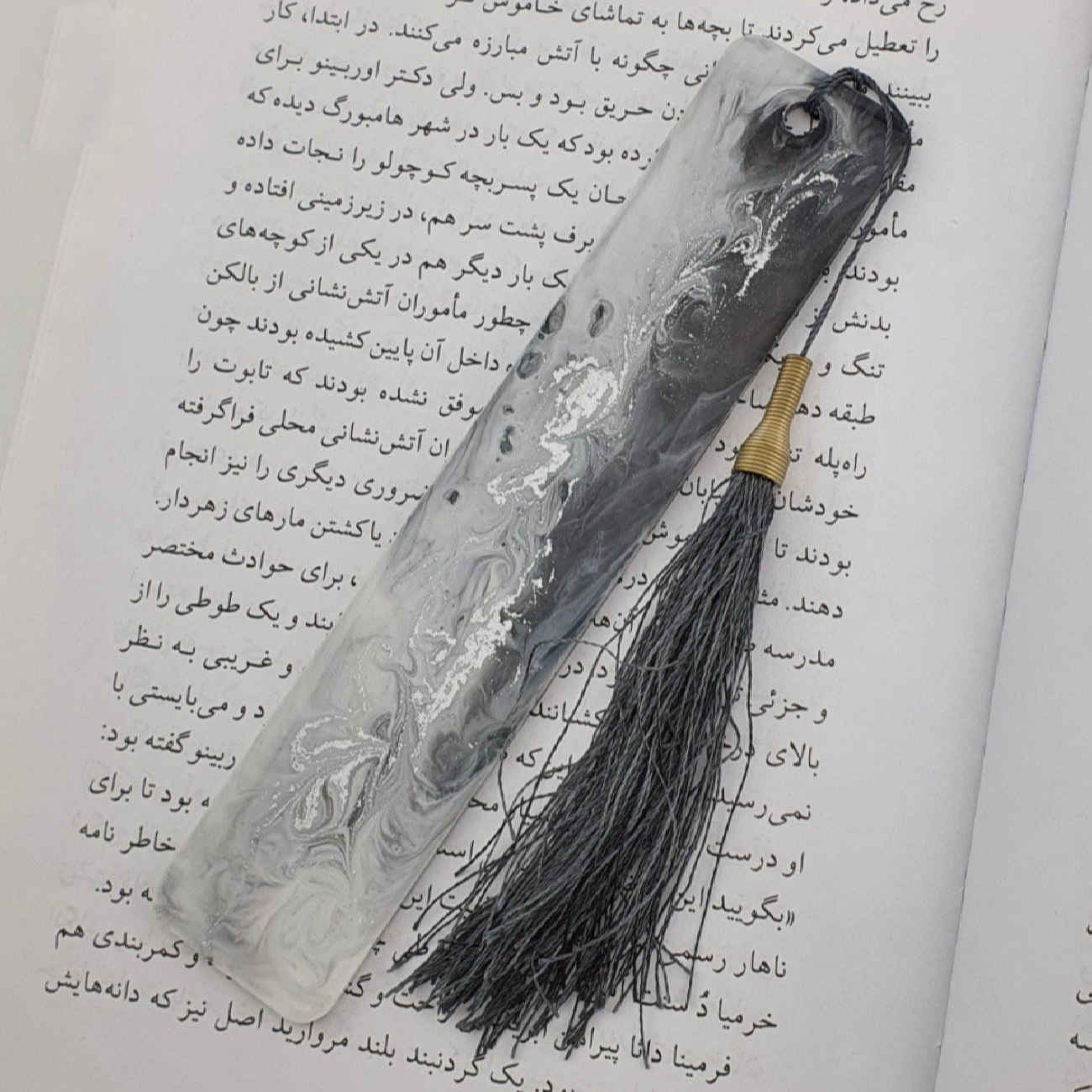 Серая минималистичная закладка для книг из смолы